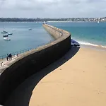 Le Cezembre, Au Pied De La Plage