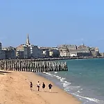 Le Cezembre, Au Pied De La Plage