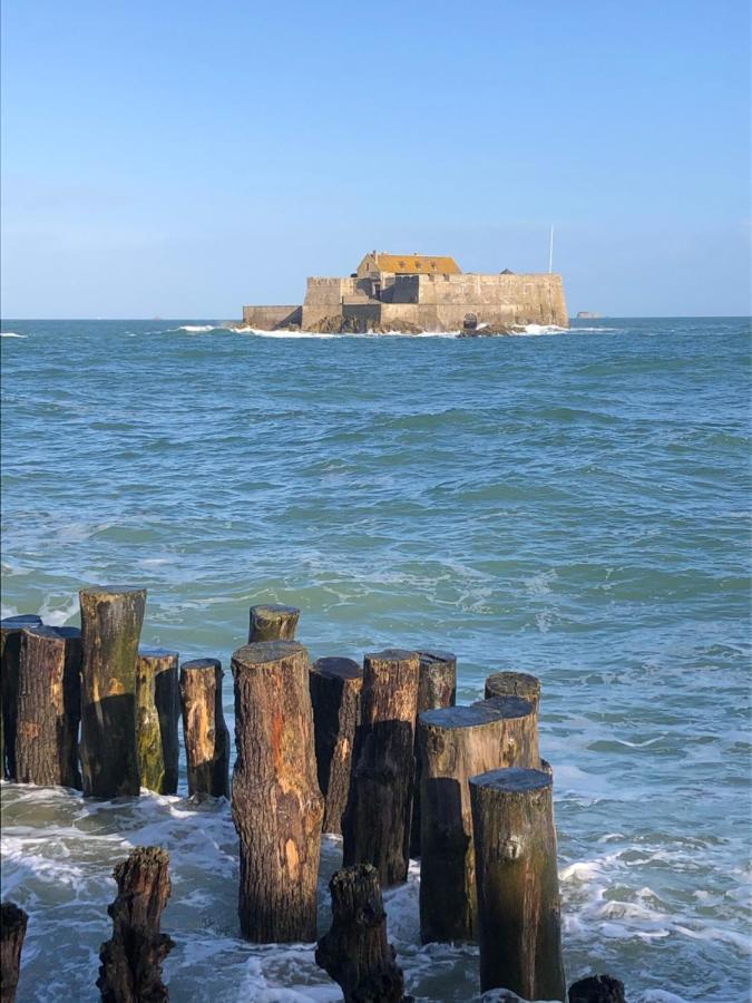 Le Cezembre, Au Pied De La * Saint-Malo