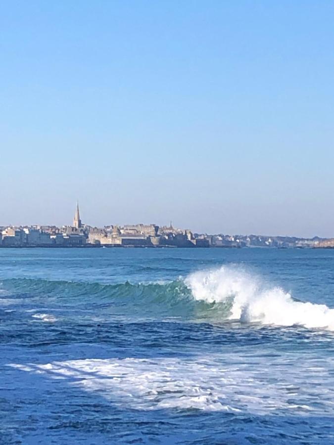 Le Cezembre, Au Pied De La